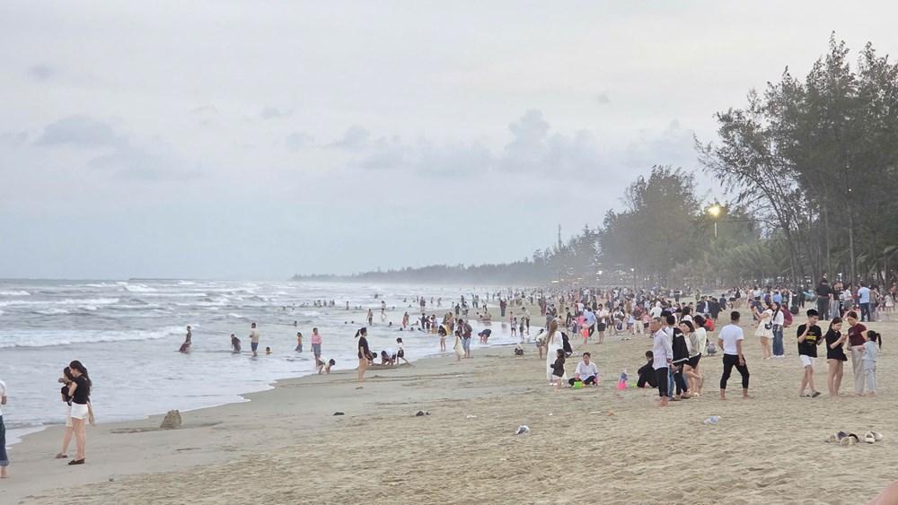 Chiều mùng 5 Tết, biển Mỹ Khê xảy ra vụ đuối nước nghiêm trọng - ảnh 1