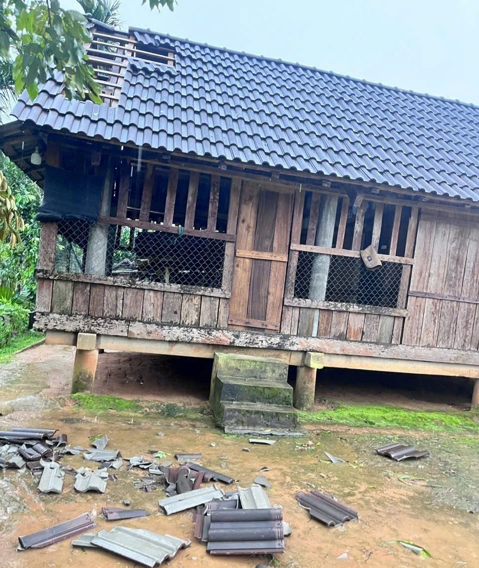 Lốc xoáy làm tốc mái 116 nhà ở miền núi Quảng Ngãi - ảnh 1