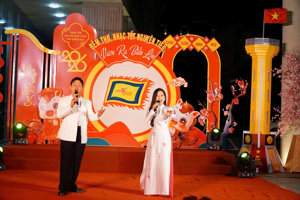 “Vươn ra biển lớn” – Đêm thơ bừng sáng khát vọng quê hương - ảnh 5