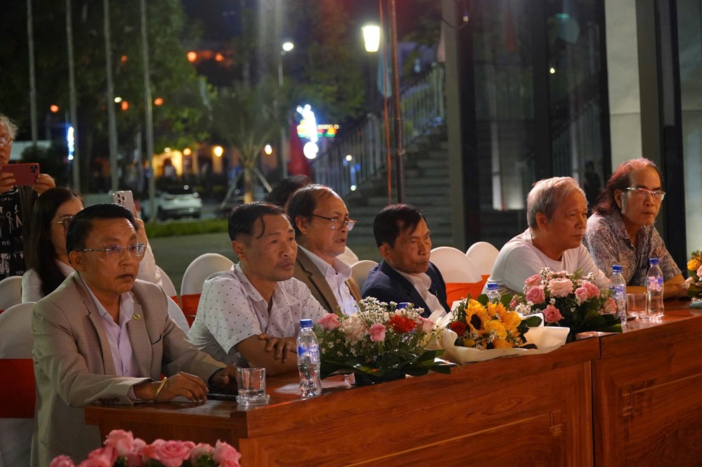 “Vươn ra biển lớn” – Đêm thơ bừng sáng khát vọng quê hương - ảnh 1