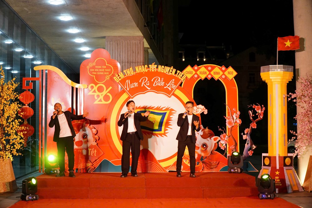 “Vươn ra biển lớn” – Đêm thơ bừng sáng khát vọng quê hương - ảnh 2