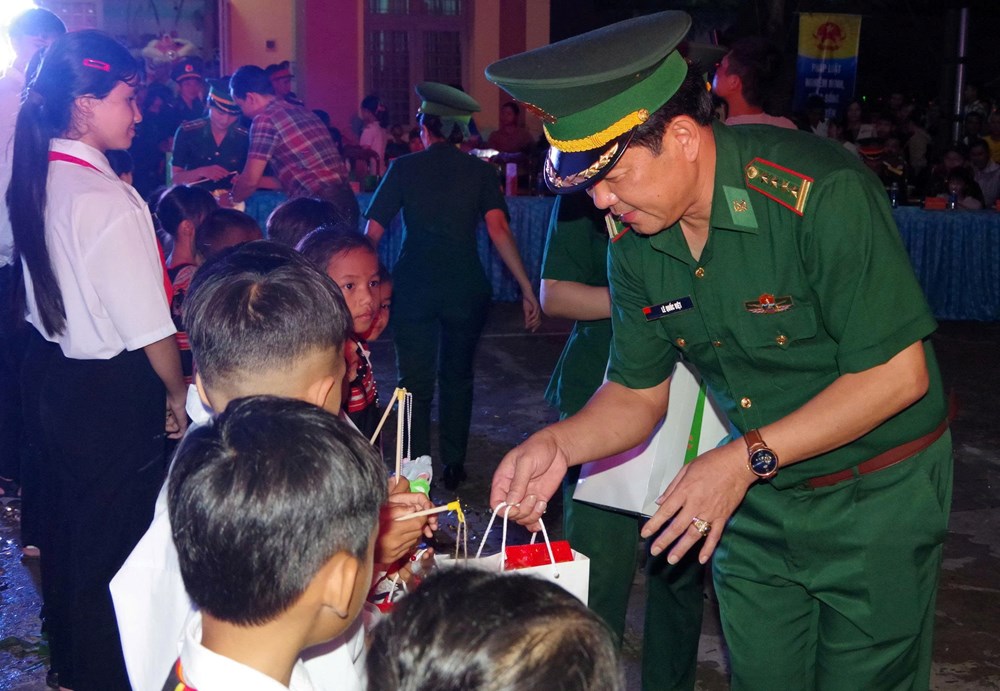 Người chỉ huy gần dân trên tuyến đầu biên giới biển Quảng Ngãi - ảnh 1