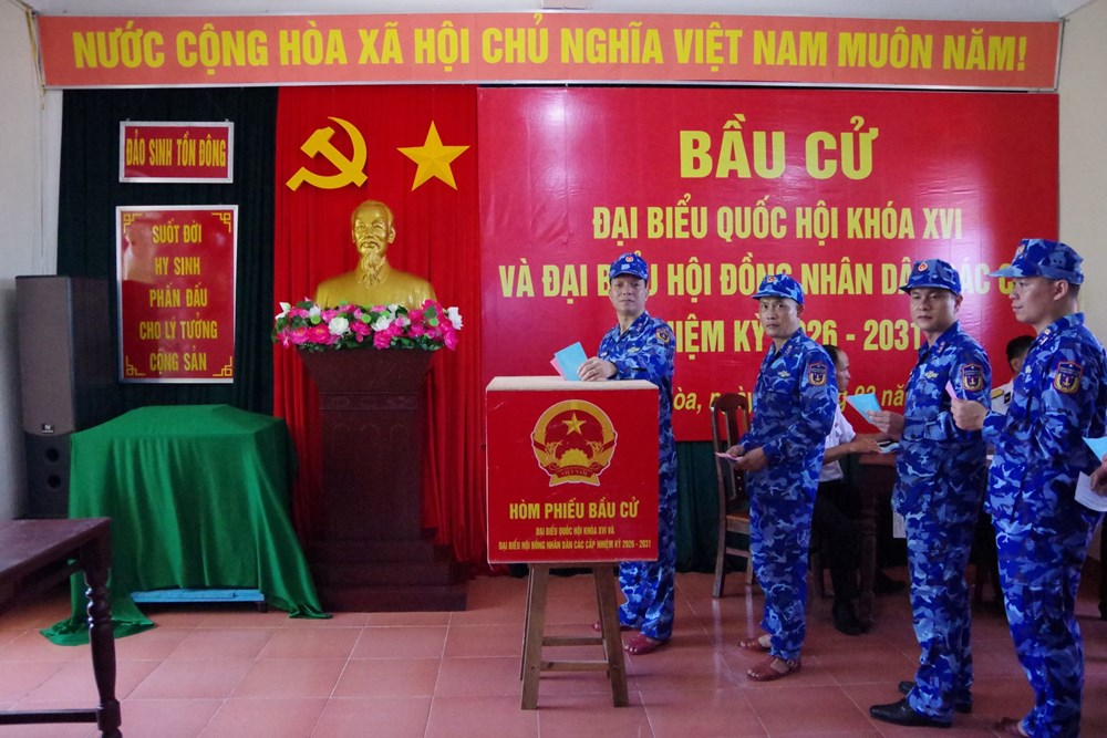 Cán bộ, chiến sĩ Cảnh sát biển thực hiện quyền bầu cử giữa trùng khơi Trường Sa - ảnh 1