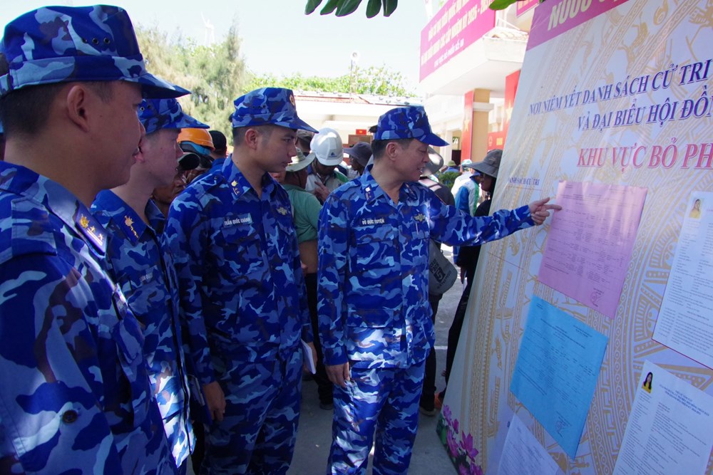 Cán bộ, chiến sĩ Cảnh sát biển thực hiện quyền bầu cử giữa trùng khơi Trường Sa - ảnh 3