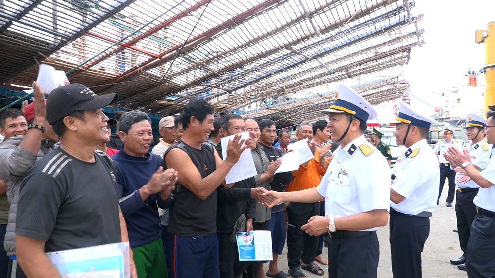 Cứu hộ thành công tàu cá cùng 36 ngư dân Quảng Ngãi thả trôi trên biển - ảnh 4