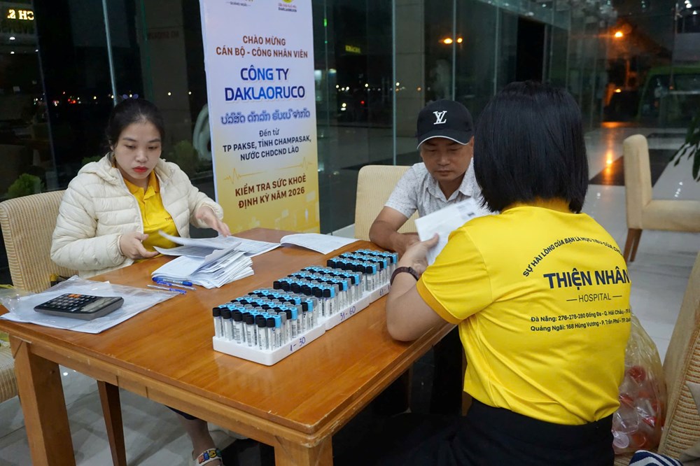 Quảng Ngãi đón đoàn doanh nghiệp Lào sang khám sức khỏe, mở hướng phát triển du lịch y tế - ảnh 1