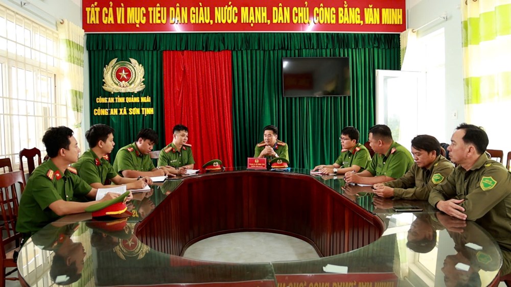 Những “lá chắn thầm lặng” giữ bình yên tại các điểm bầu cử - ảnh 1