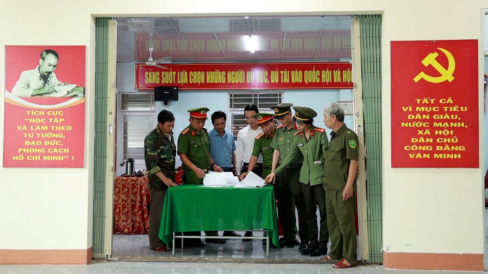 Những “lá chắn thầm lặng” giữ bình yên tại các điểm bầu cử - ảnh 4