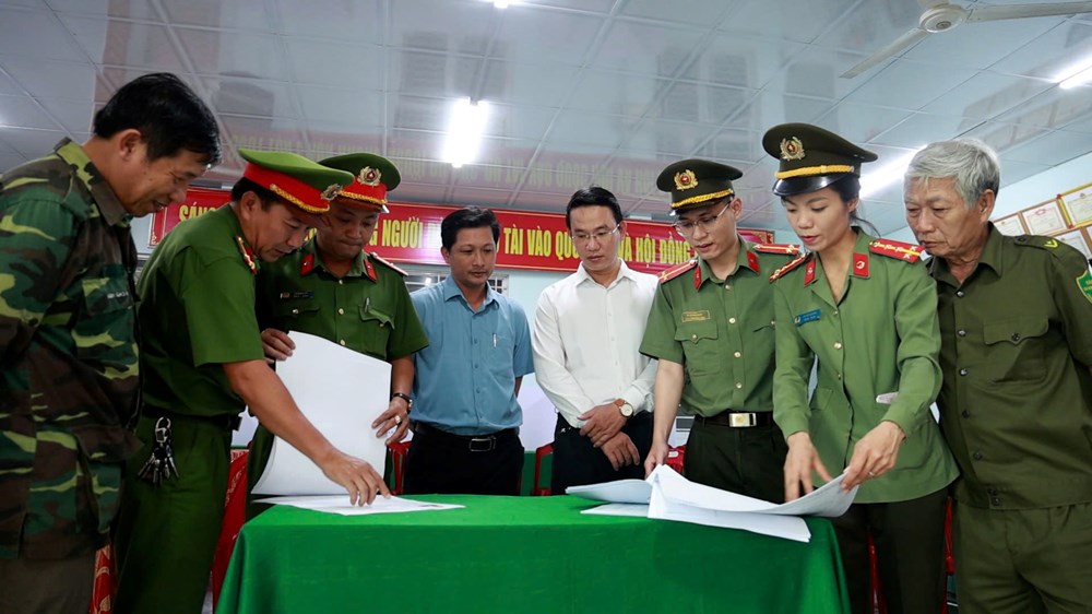 Những “lá chắn thầm lặng” giữ bình yên tại các điểm bầu cử - ảnh 5