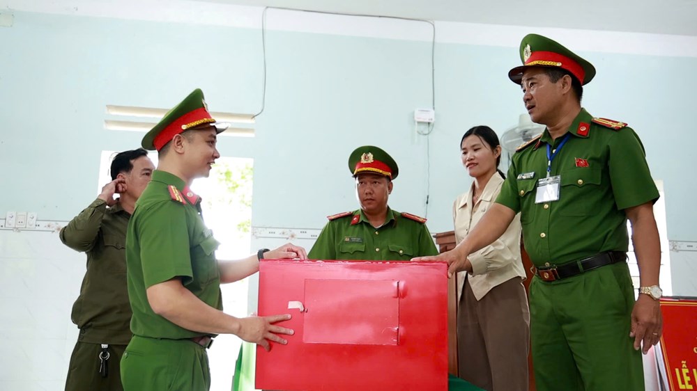 Những “lá chắn thầm lặng” giữ bình yên tại các điểm bầu cử - ảnh 3