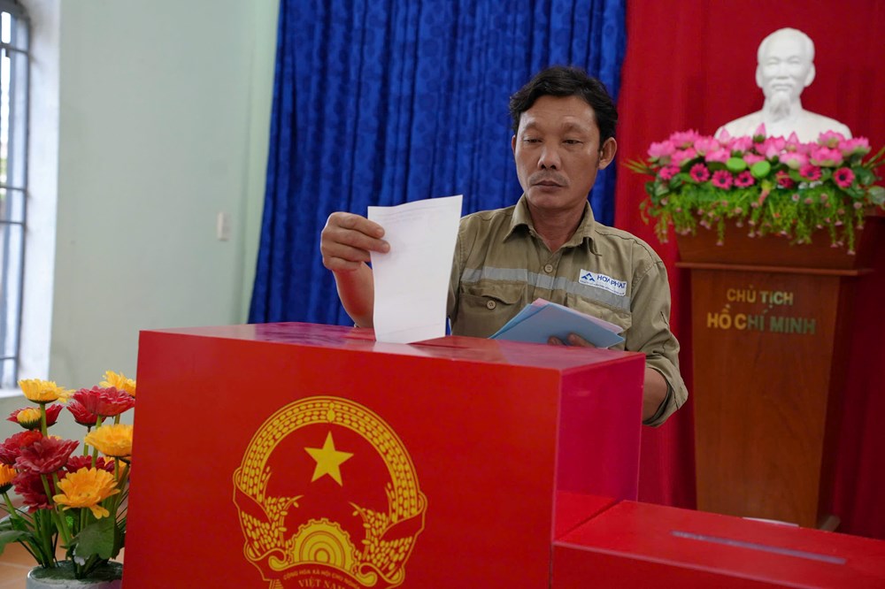 Công nhân Dung Quất nô nức tham gia bầu cử sớm - ảnh 3