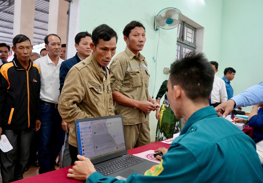Công nhân Dung Quất nô nức tham gia bầu cử sớm - ảnh 2