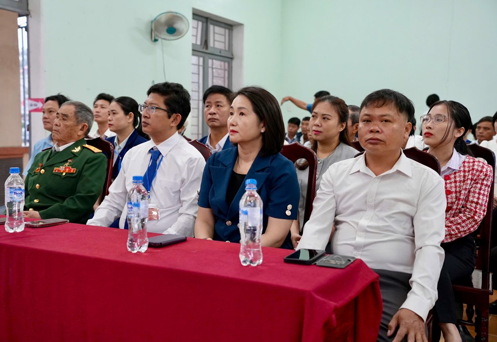 Công nhân Dung Quất nô nức tham gia bầu cử sớm - ảnh 4