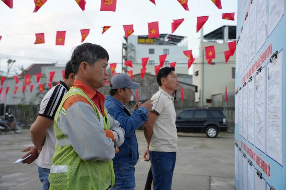 Công nhân Dung Quất nô nức tham gia bầu cử sớm - ảnh 1