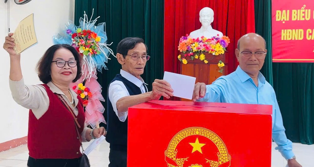 Hơn 54,5% cử tri đã tham gia bỏ phiếu tính đến 11 giờ ngày bầu cử - ảnh 4