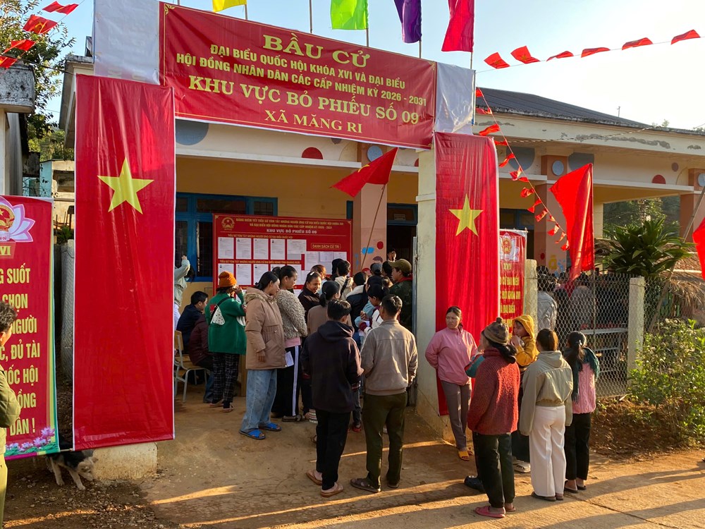 Hơn 54,5% cử tri đã tham gia bỏ phiếu tính đến 11 giờ ngày bầu cử - ảnh 1