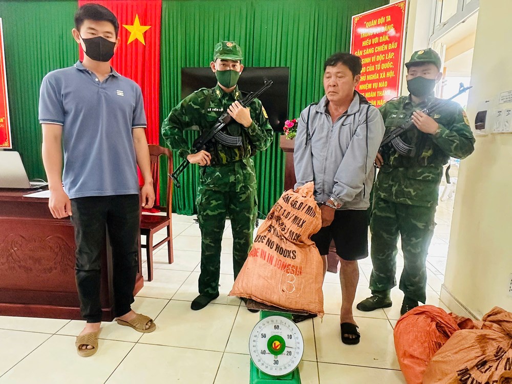 Bắt quả tang đối tượng vận chuyển gần 100kg thuốc nổ tại đặc khu Lý Sơn - ảnh 1