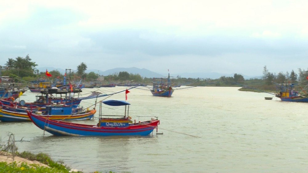 Cửa Lở bồi lấp nghiêm trọng, ngư dân gặp khó khi ra vào cửa biển - ảnh 3