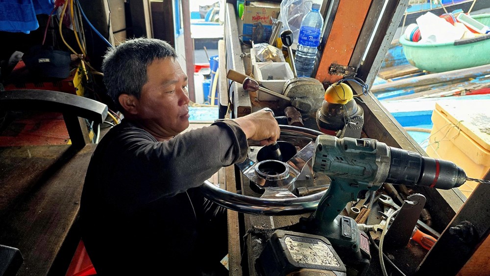 Ngư dân Quảng Ngãi ứng dụng máy lái tự động giảm chi phí nhiên liệu - ảnh 1