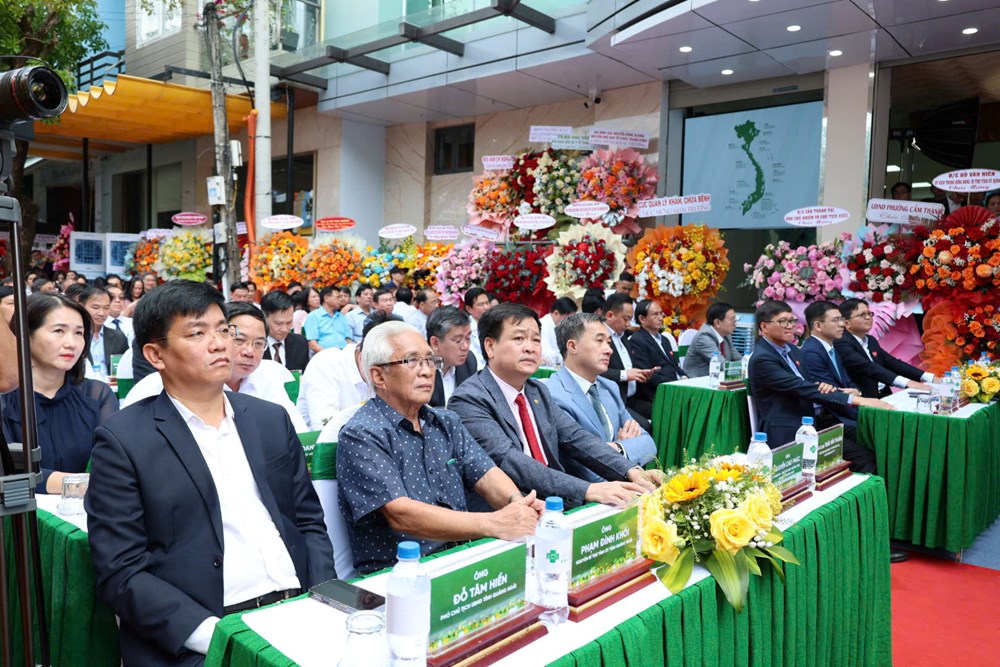 Người dân Quảng Ngãi thêm cơ hội tiếp cận dịch vụ nhãn khoa hiện đại - ảnh 2