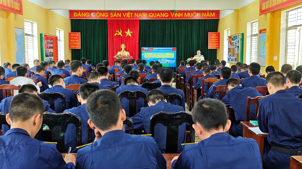 Khơi dậy niềm tự hào truyền thống cho 250 tân chiến sĩ Vùng Cảnh sát biển 2 - ảnh 1