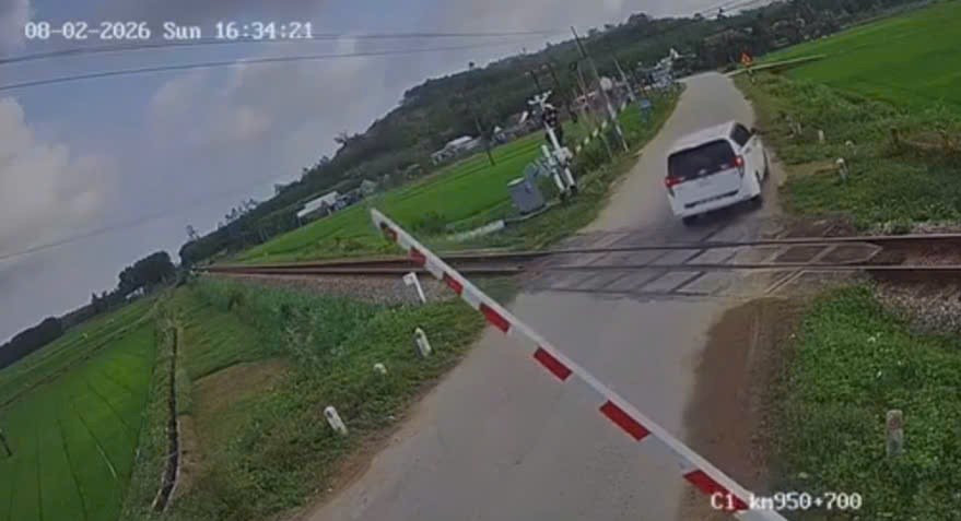 Quảng Ngãi xử phạt 3 trường hợp vượt rào chắn đường sắt - ảnh 1