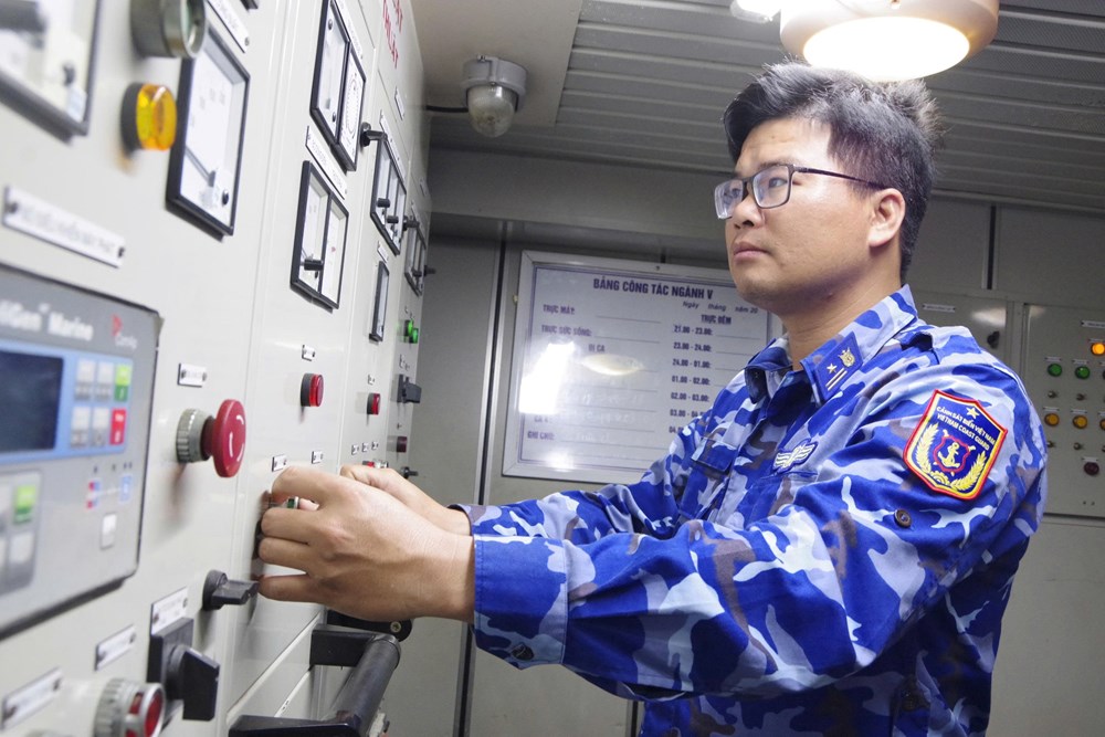 Người lính kỹ thuật và những đêm không ngủ giữa đại dương - ảnh 1