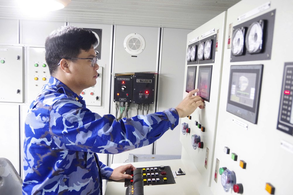 Người lính kỹ thuật và những đêm không ngủ giữa đại dương - ảnh 4