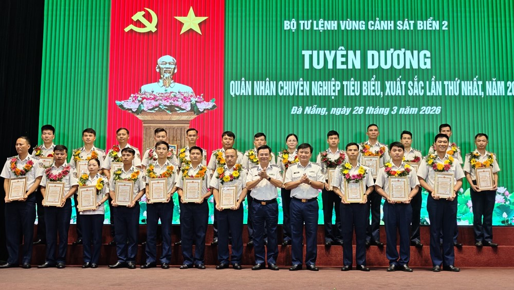 Vinh danh những “cột mốc sống” nơi đầu sóng  - ảnh 3