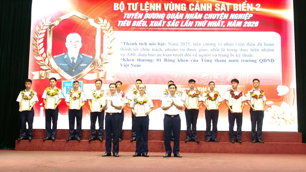 Vinh danh những “cột mốc sống” nơi đầu sóng  - ảnh 4