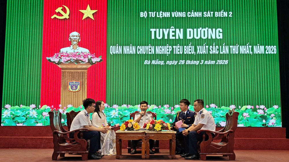 Vinh danh những “cột mốc sống” nơi đầu sóng  - ảnh 1