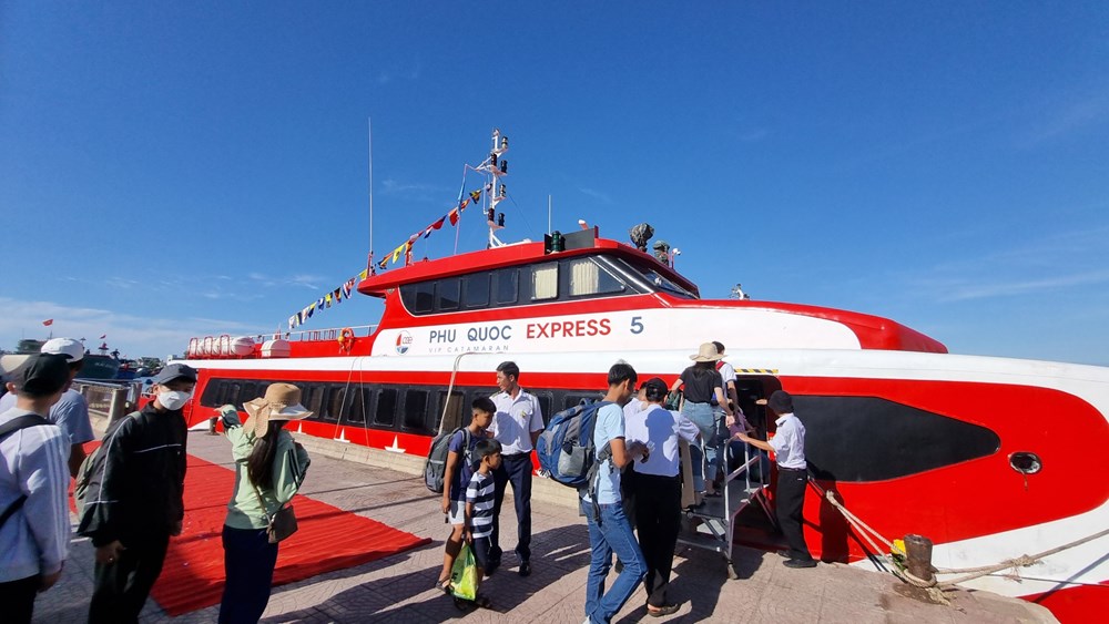 Tàu cao tốc Phú Quốc Express hoạt động trở lại tuyến Sa Kỳ - Lý Sơn - ảnh 1