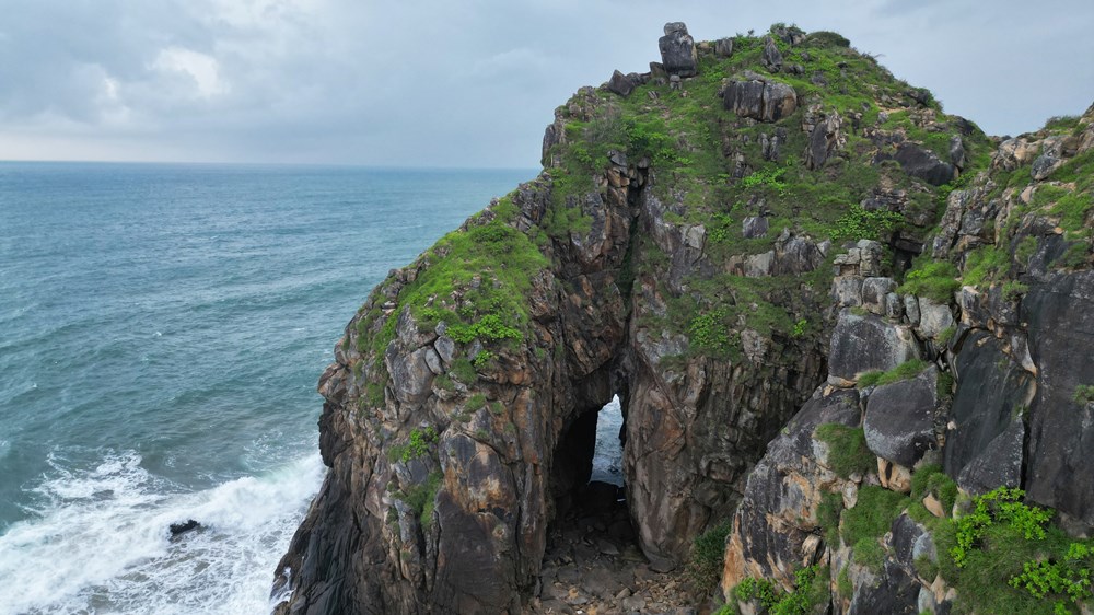 Hang Én – viên ngọc hoang sơ bên biển Sa Huỳnh - ảnh 1