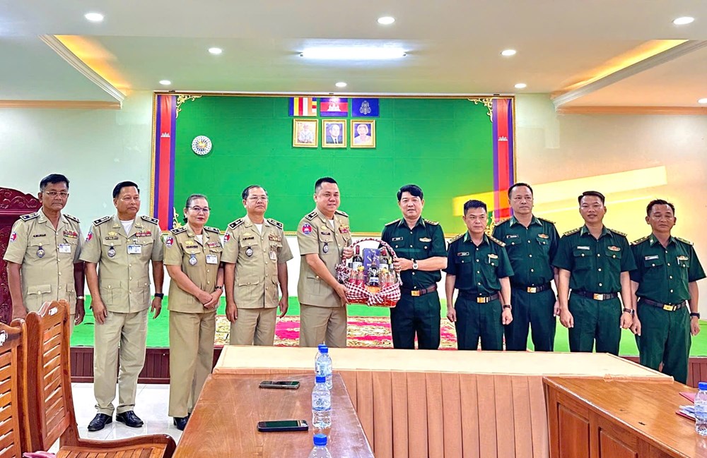 Bộ đội Biên phòng Quảng Ngãi chúc Tết Chol Chnam Thmay tại Rattanakiri - ảnh 1