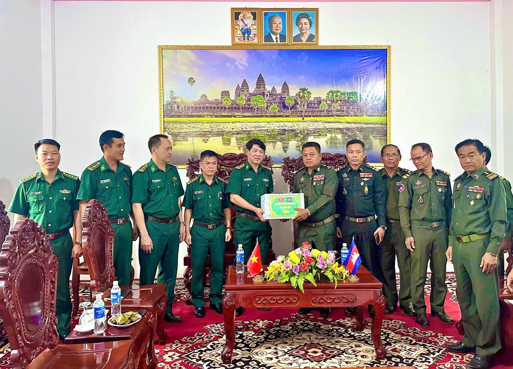 Bộ đội Biên phòng Quảng Ngãi chúc Tết Chol Chnam Thmay tại Rattanakiri - ảnh 2