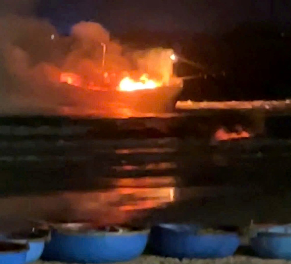 Cháy tàu cá khi neo đậu tại bãi ngang Vạn Tường, thiệt hại gần 1 tỉ đồng - ảnh 1