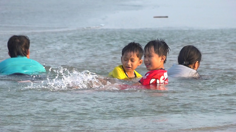 Hút khách mùa nóng, biển Mỹ Khê lo thiếu cứu hộ - ảnh 5