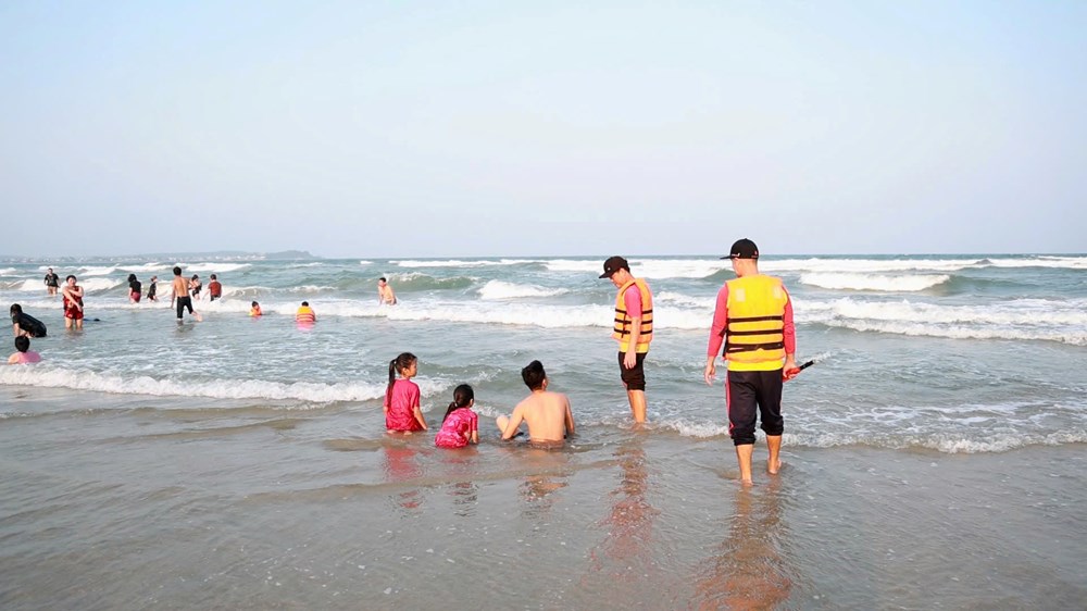 Hút khách mùa nóng, biển Mỹ Khê lo thiếu cứu hộ - ảnh 1