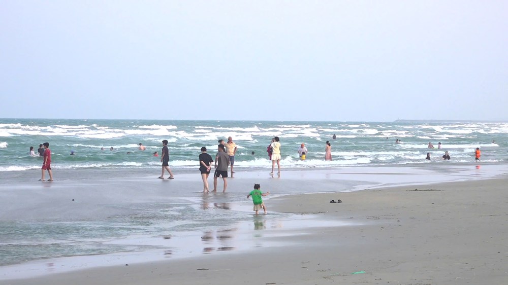 Hút khách mùa nóng, biển Mỹ Khê lo thiếu cứu hộ - ảnh 2