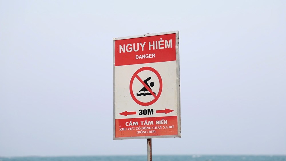 Hút khách mùa nóng, biển Mỹ Khê lo thiếu cứu hộ - ảnh 4