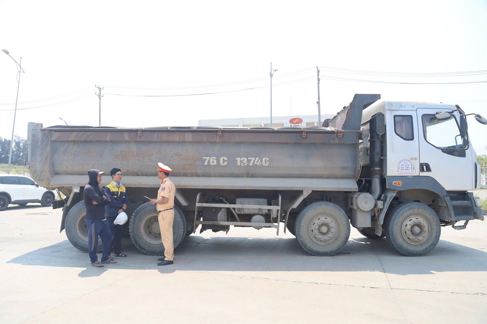 Quảng Ngãi siết chặt quản lý xe tải trọng lớn, ngăn ngừa mất ATGT - ảnh 1