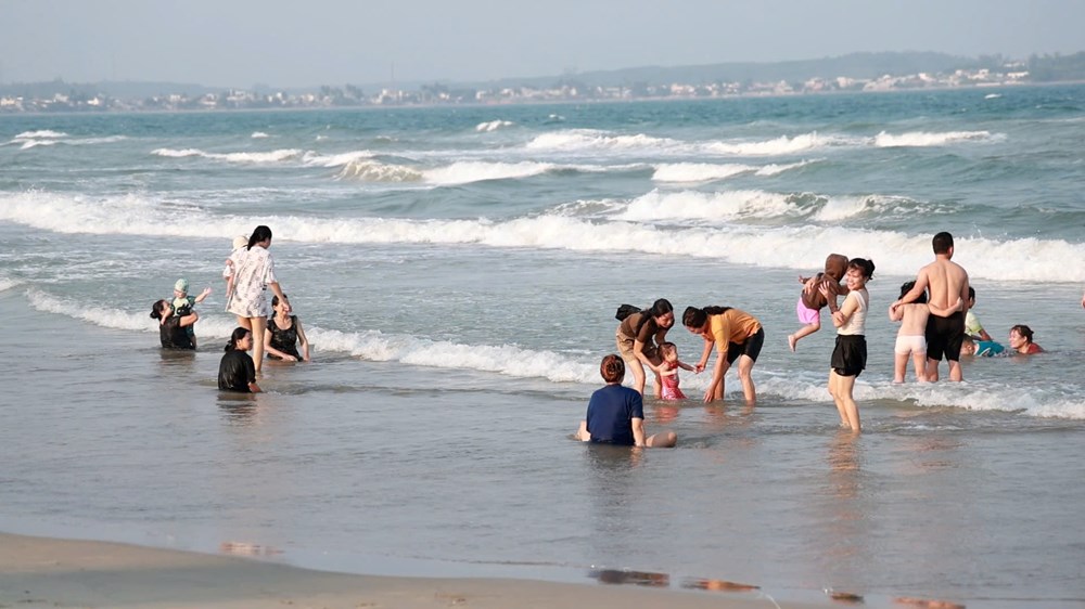 Khoanh vùng khu vực tắm biển an toàn tại Mỹ Khê trước mùa cao điểm du lịch - ảnh 5