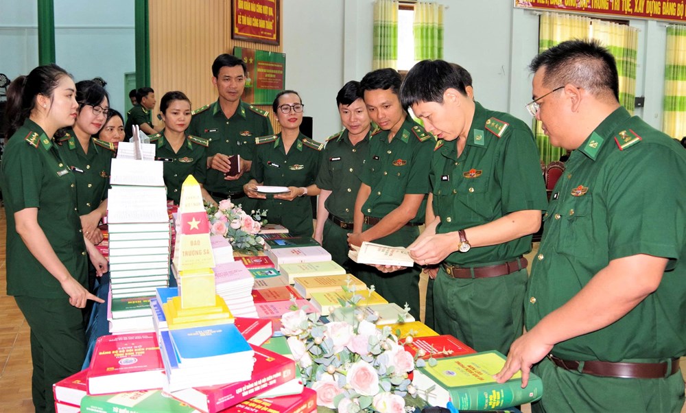 Bộ đội Biên phòng Quảng Ngãi hưởng ứng Ngày Sách và Văn hóa đọc Việt Nam - ảnh 1