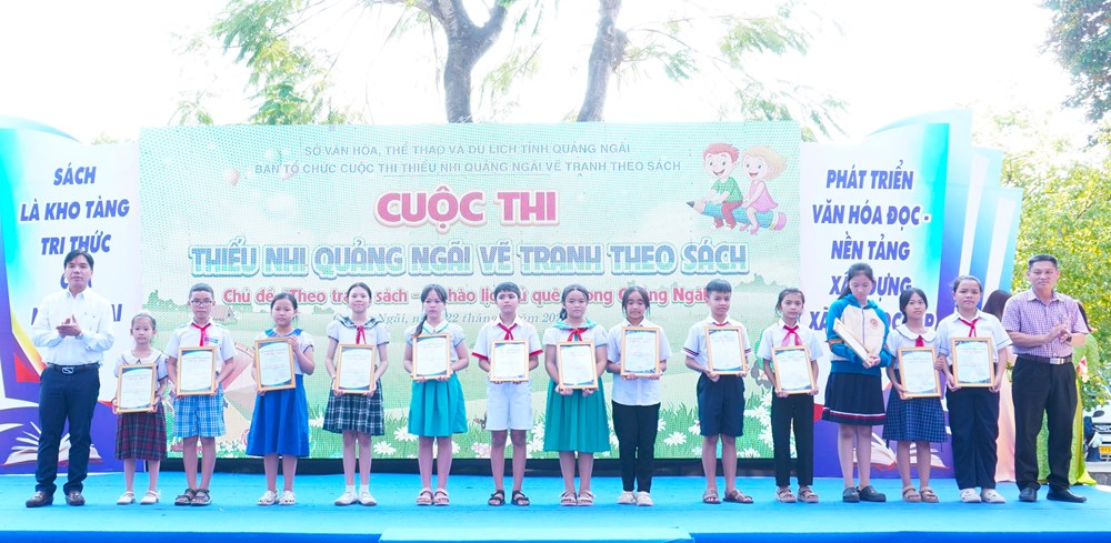 Thiếu nhi Quảng Ngãi lan tỏa tình yêu sách qua sắc màu hội họa - ảnh 4