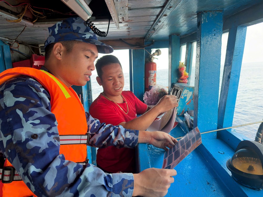 Hành trình bền bỉ gỡ “thẻ vàng” IUU từ những chuyến tàu ra khơi  - ảnh 1