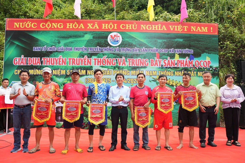 Sắc màu lễ hội trên rừng dừa Cà Ninh thu hút khách  - ảnh 1