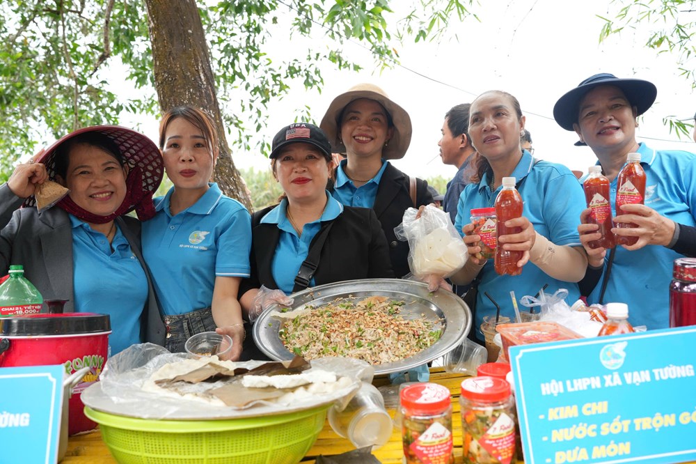 Sắc màu lễ hội trên rừng dừa Cà Ninh thu hút khách  - ảnh 5