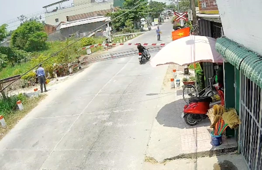 Tài xế say rượu tông xe gãy gác chắn khi tàu SE2 tới gần - ảnh 2