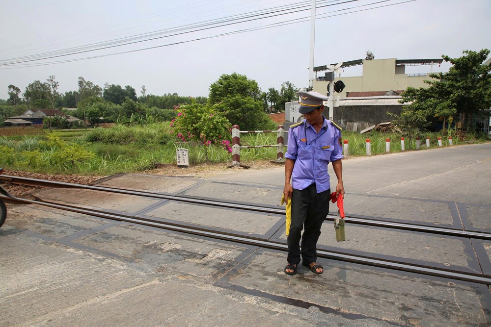 Tài xế say rượu tông xe gãy gác chắn khi tàu SE2 tới gần - ảnh 3