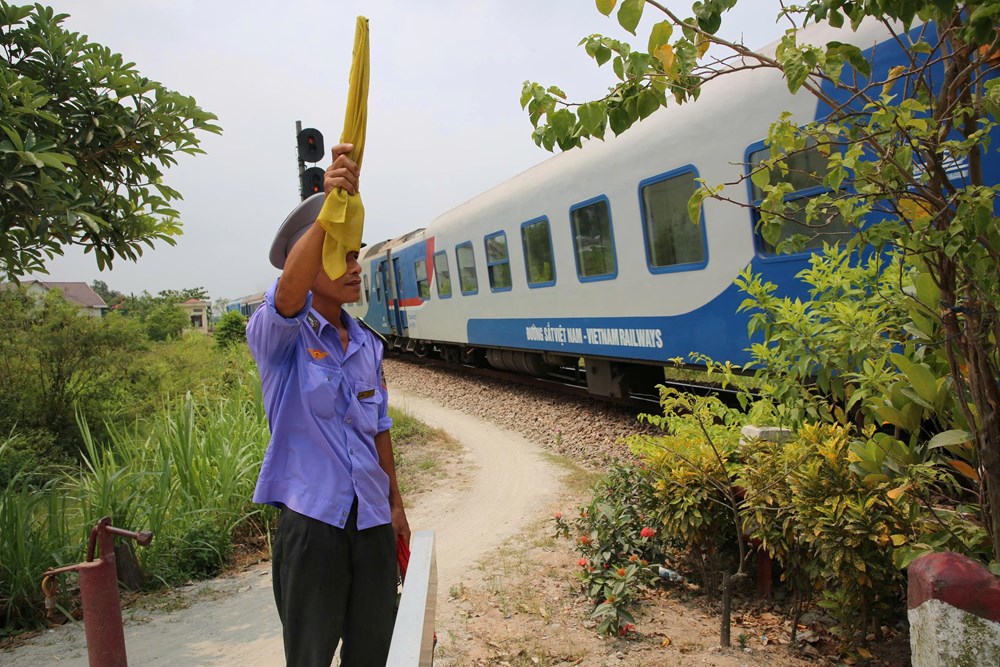 Tài xế say rượu tông xe gãy gác chắn khi tàu SE2 tới gần - ảnh 4